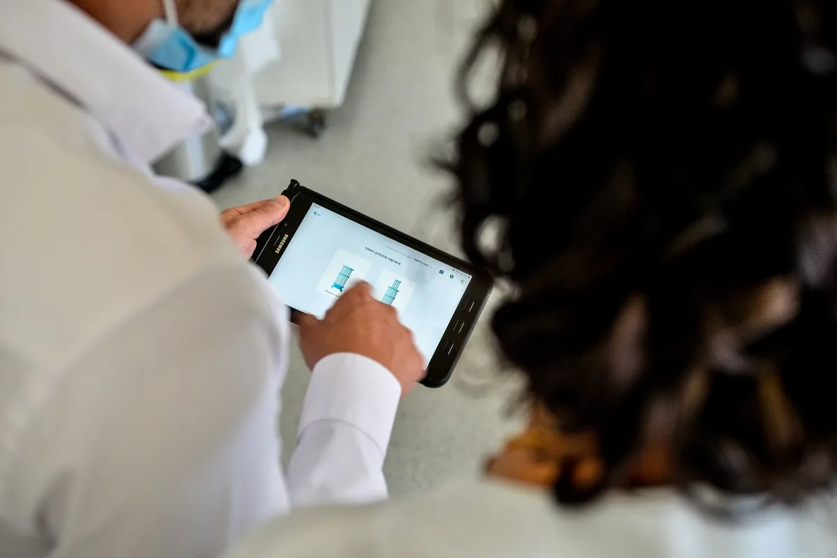 Professionnel consultant une tablette de suivi